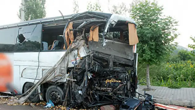 Yolcu otobüsüne kamyon çarptı: 15 yaralı