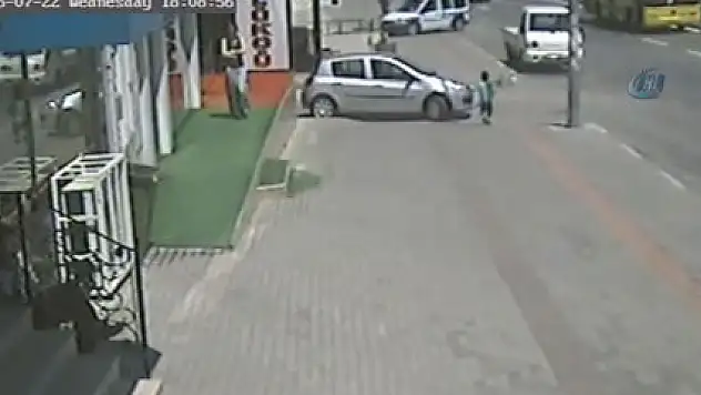 Otomobil 6 yaşındaki çocuğun üzerinden böyle geçti