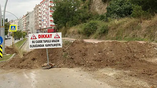 Önce kazık çaktı sonra yolu kapattı