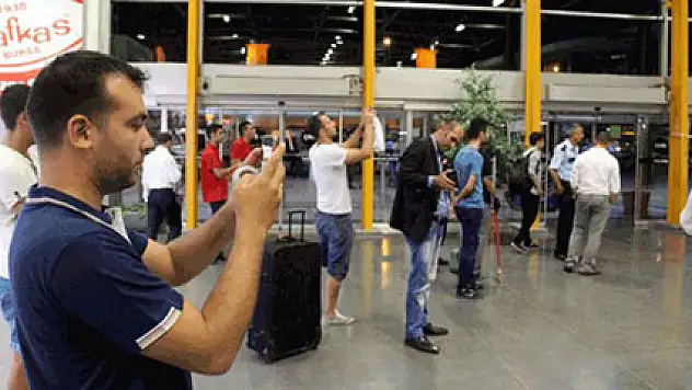 Şüpheli paketle özçekim yaptılar