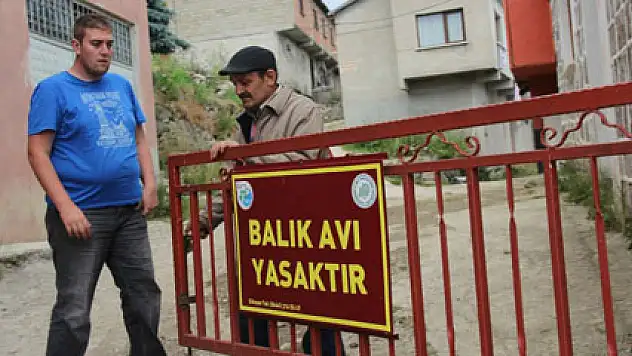 Köy meydanına kapı kurup kilit vurdular