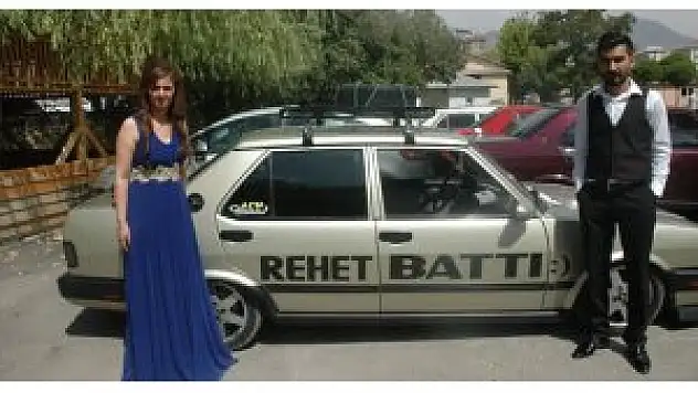 Modifiye araç tutkunundan ilginç evlilik teklifi