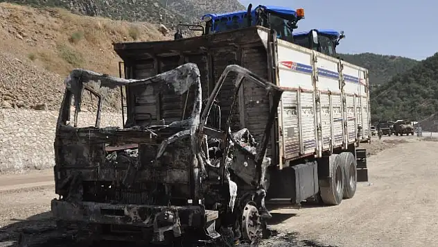 Teröristler 3 aracı ateşe verdi!