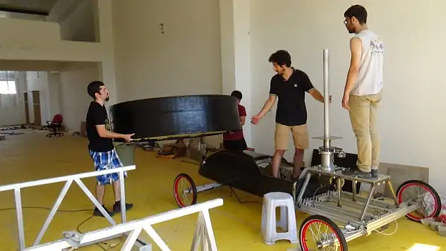 Rüzgarla yarışan değil, rüzgarla çalışan araba üretiyorlar