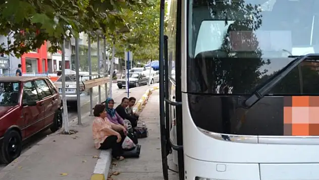 Otobüs arızalandı, yolcular kaldırımda sabahladı