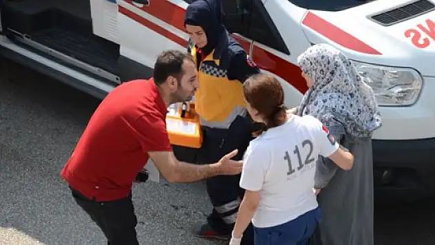 Çarptığı kadının elini öpüp özür diledi