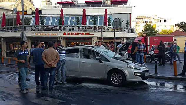 Taksimde kaza yapan araç bir anda yanmaya başladı!
