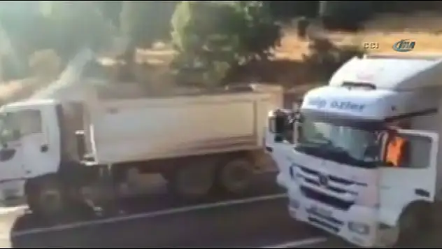 Yol kesip kamyon yakan teröristler böyle görüntülendi