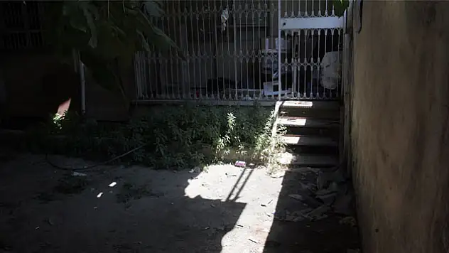 Çarşafın düğümü çözülünce yere çakıldı