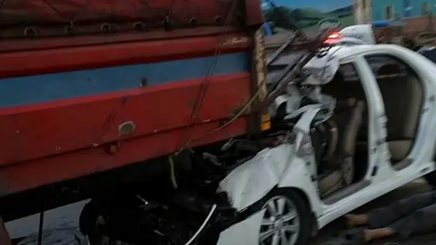 Otomobil kamyona çarptı: 3 ölü, 3 yaralı