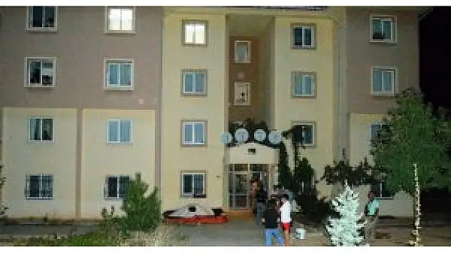 Kocasına kızdı, çocuğuyla birlikte intihara kalkıştı