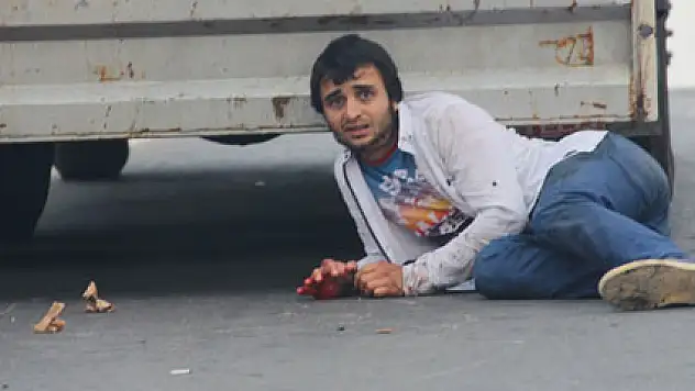 Kamerası bozulan muhabir çatışmayı cep telefonuyla çekti