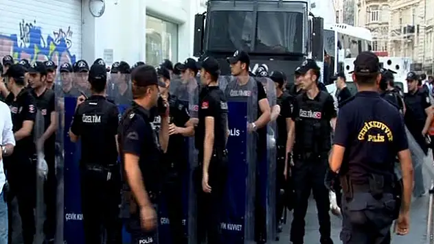 İzinsiz gösteriye polis müdahalesi
