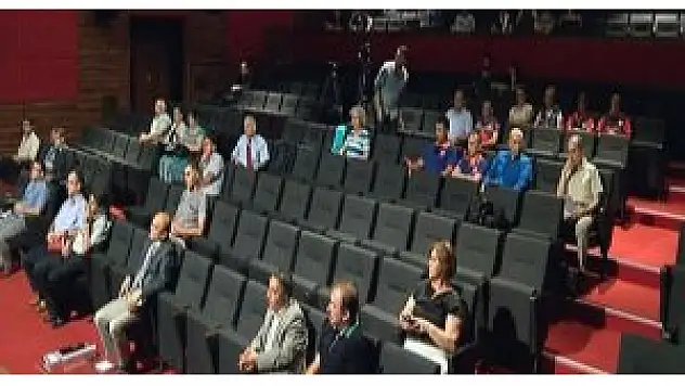 Deprem sempozyumunda koltuklar boş kaldı