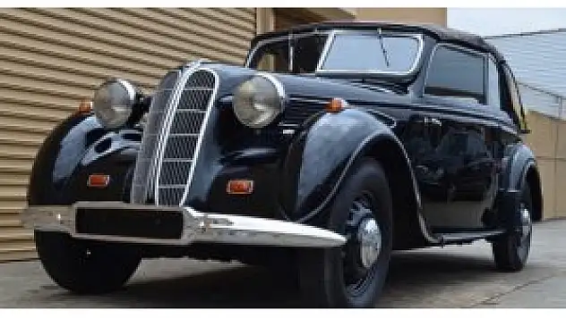 Asırlık otomobiller alıcı bekliyor