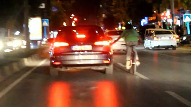 Çocuğun bisikletle tehlikeli yolculuğu