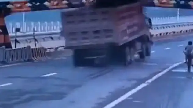 Kamyon köprünün bariyerine böyle çarptı