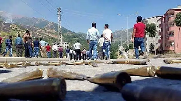 Şemdinli'de hendekler kapatıldı, kepenkler açıldı