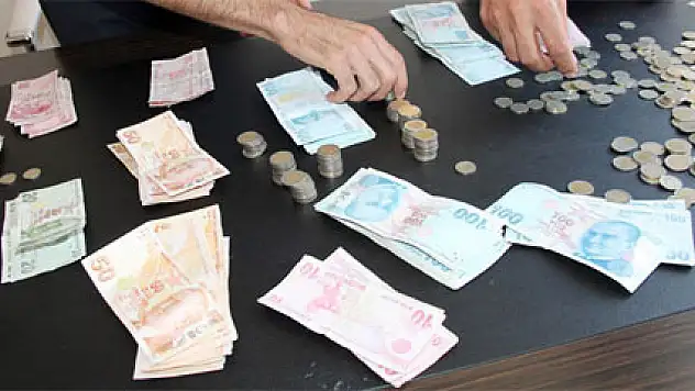 Dilencinin üzerinden 16 bin 600 TL çıktı