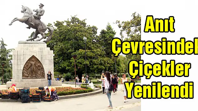 Anıt Çevresindeki Çiçekler Yenilendi
