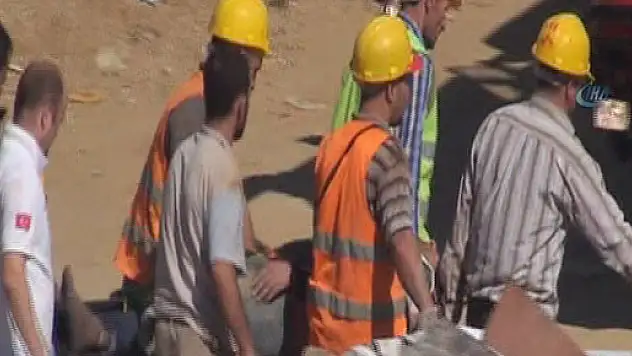 Metro şantiyesinde yüzlerce kilo demirin altında kaldı