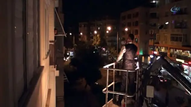 Evlilik teklifi için vinç kiralayıp 25 kişilik ekip kurdu