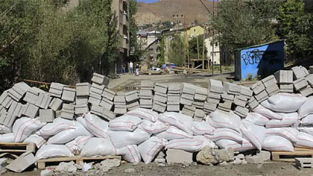 Hakkari'de tuzaklı barikatlar kuruldu