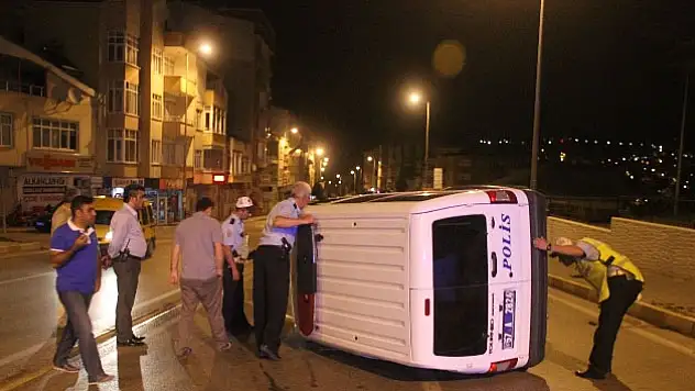 Polis otosu devrildi: 1 polis yaralı