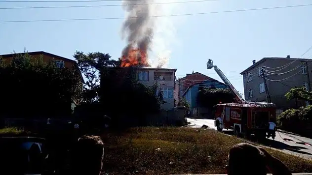 Sultanbeyli'de 3 katlı binanın çatısı alev alev yandı