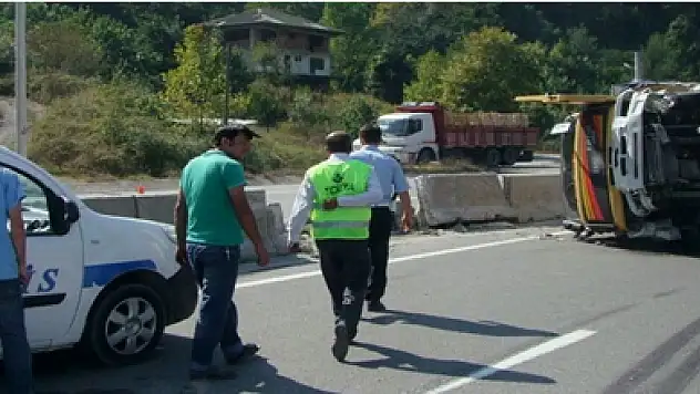 D-650 karayolunda mobilya yüklü kamyon devrildi