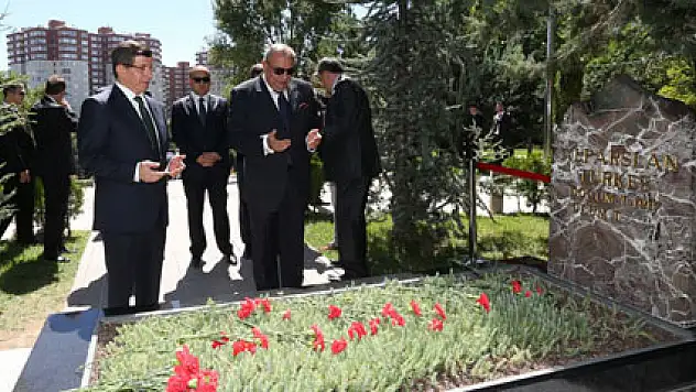 Başbakan Davutoğlu'ndan Tuğrul Türkeş'e plaka jesti