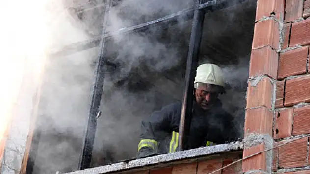 Bunalıma girdi,evini yaktı!