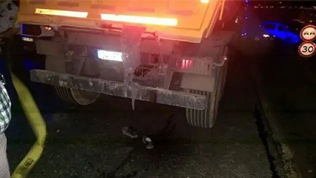 Başı kamyonun dorsesine sıkışarak can verdi!