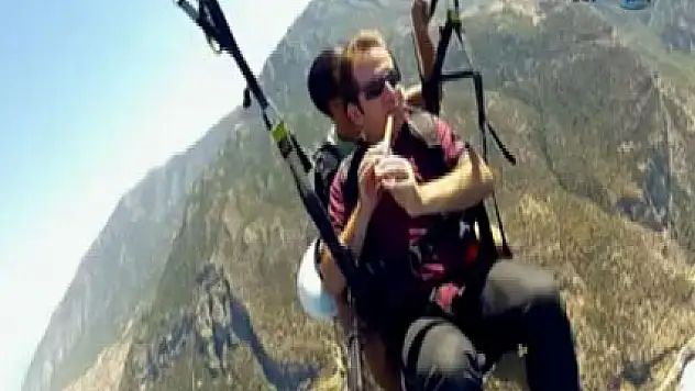 Görme engelli öğretmen yamaç paraşütü yapıp, kaval çaldı