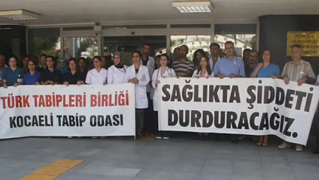 Hamile doktor ve hemşireye saldırdı