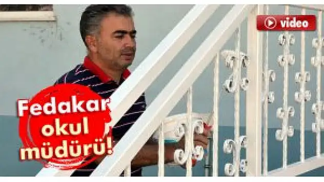 Okulu yeni eğitim öğretim yılına kendi elleriyle hazırlıyor