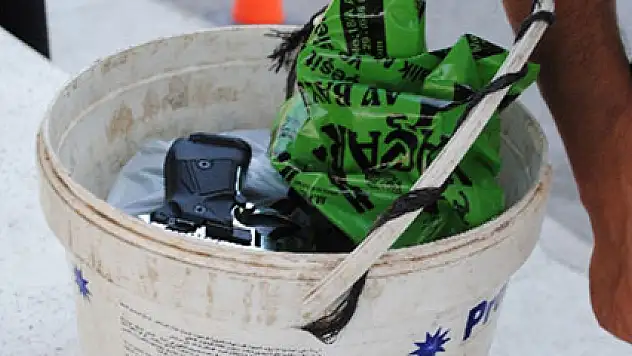 Hastanede unutulan kovadan tabanca çıktı