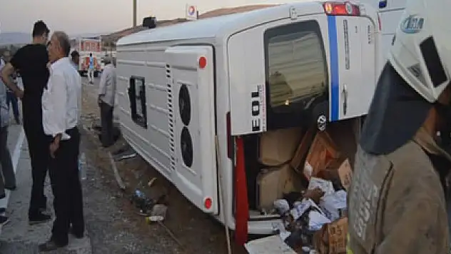 Minibüs otomobile çarptı: 9 yaralı