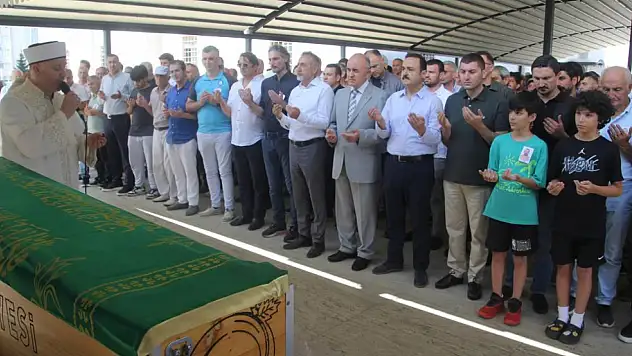 4 yıl sonra hayatını kaybeden doktor, son yolculuğuna uğurlandı