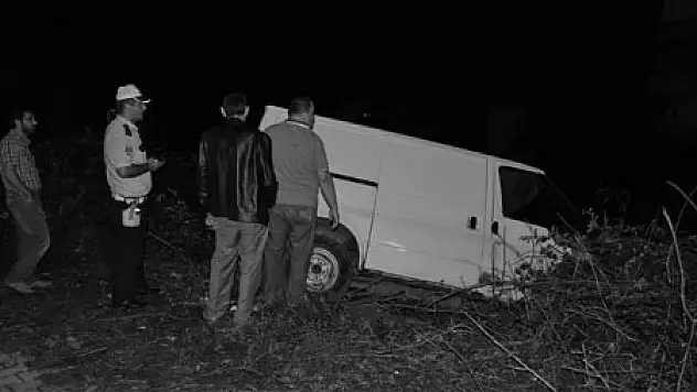  DİREKSİYONDA UYUYAN SÜRÜCÜ KARŞI ŞERİDE GEÇTİ: 1 YARALI