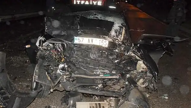 Otomobil halk otobüsüne çarptı