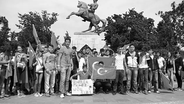 SAMSUNLU GENÇLERDEN TERÖRE TEPKİ YÜRÜYÜŞÜ