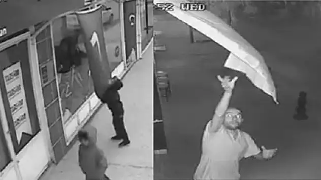 Türk bayrağını yırtarak kopardı