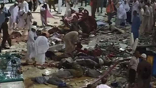 Kabe'de vinç hacı adaylarının üzerine düştü!