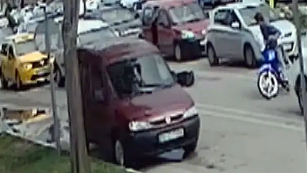 Çarptığı kadını yerde bırakıp kaçtı!