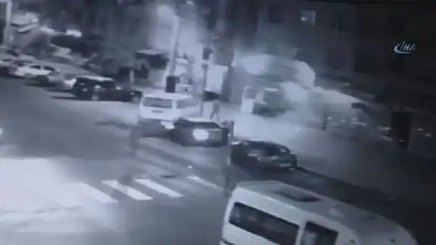 Polis aracını vurmak isteyen teröristler çay ocağını vurdu