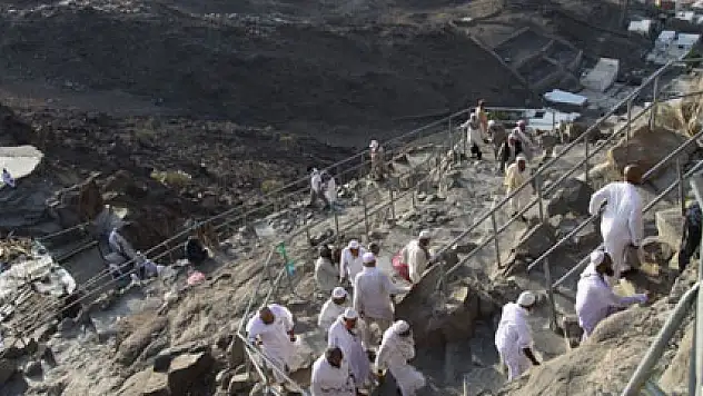 Hacı adaylarının Hira Dağı'ndaki zorlu tırmanışı