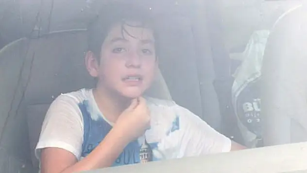 Annesinin araçta bıraktığı çocuğu polis kurtardı