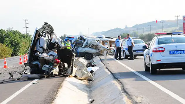 Kamyon, minibüsü ikiye böldü