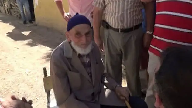 102 yaşındaki dede gelin arabasının önünü kesti